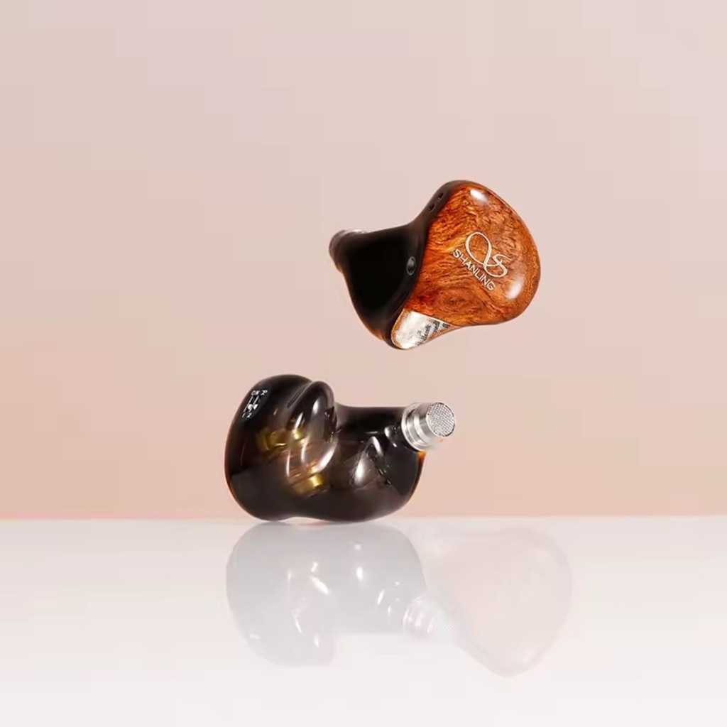SHANLING MAJESTIC — IEM trihíbrido 12 drivers: 2 Dynamic (10 mm, liquid silicone) + 6 Balanced Armature + 4 EST Sonion · crossover de 4 vías · doble micro-switch (refuerzo de grave y activación EST) · 0,78 mm 2-pin · cable 8 hebras Litz SPC (18-core) 4,4 mm balanceado · shell de resina médica con faceplate de madera (rosewood) y detalles dorados.