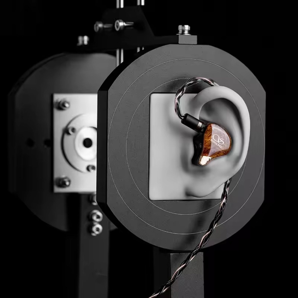 SHANLING MAJESTIC — IEM trihíbrido 12 drivers: 2 Dynamic (10 mm, liquid silicone) + 6 Balanced Armature + 4 EST Sonion · crossover de 4 vías · doble micro-switch (refuerzo de grave y activación EST) · 0,78 mm 2-pin · cable 8 hebras Litz SPC (18-core) 4,4 mm balanceado · shell de resina médica con faceplate de madera (rosewood) y detalles dorados.