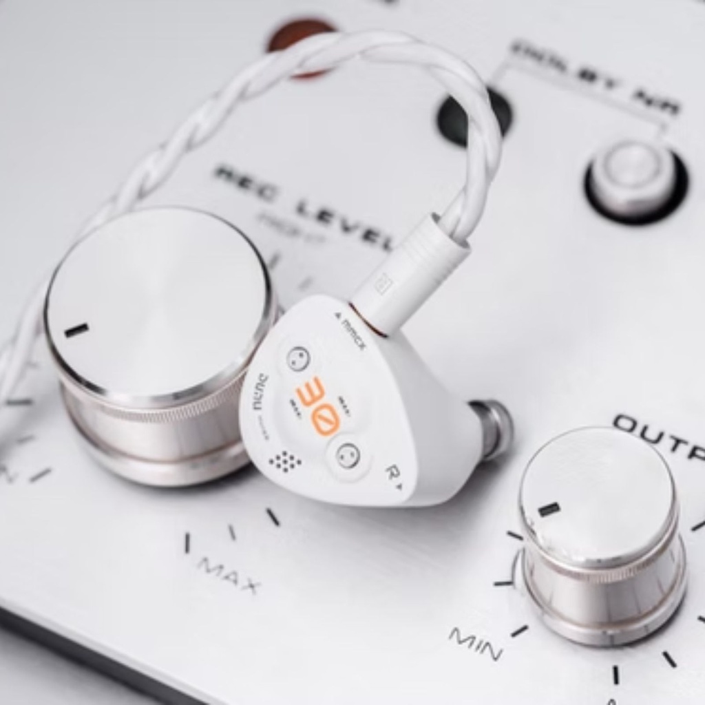 DUNU DK3001BD “Brain Dance” — IEM trihíbrido 1 Dynamic + 4 Balanced Armature + 4 Planar · crossover dual-system de 4 vías · MMCX · cable Furukawa OCC 4-core con plugs Q-Lock Mini 3,5 mm / 4,4 mm · carcasa aleación aluminio aeroespacial.