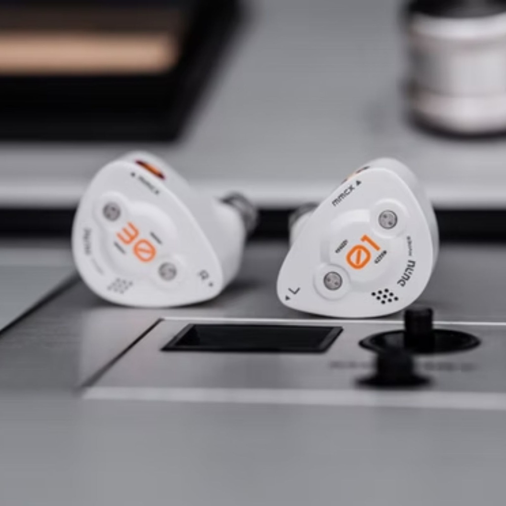 DUNU DK3001BD “Brain Dance” — IEM trihíbrido 1 Dynamic + 4 Balanced Armature + 4 Planar · crossover dual-system de 4 vías · MMCX · cable Furukawa OCC 4-core con plugs Q-Lock Mini 3,5 mm / 4,4 mm · carcasa aleación aluminio aeroespacial.