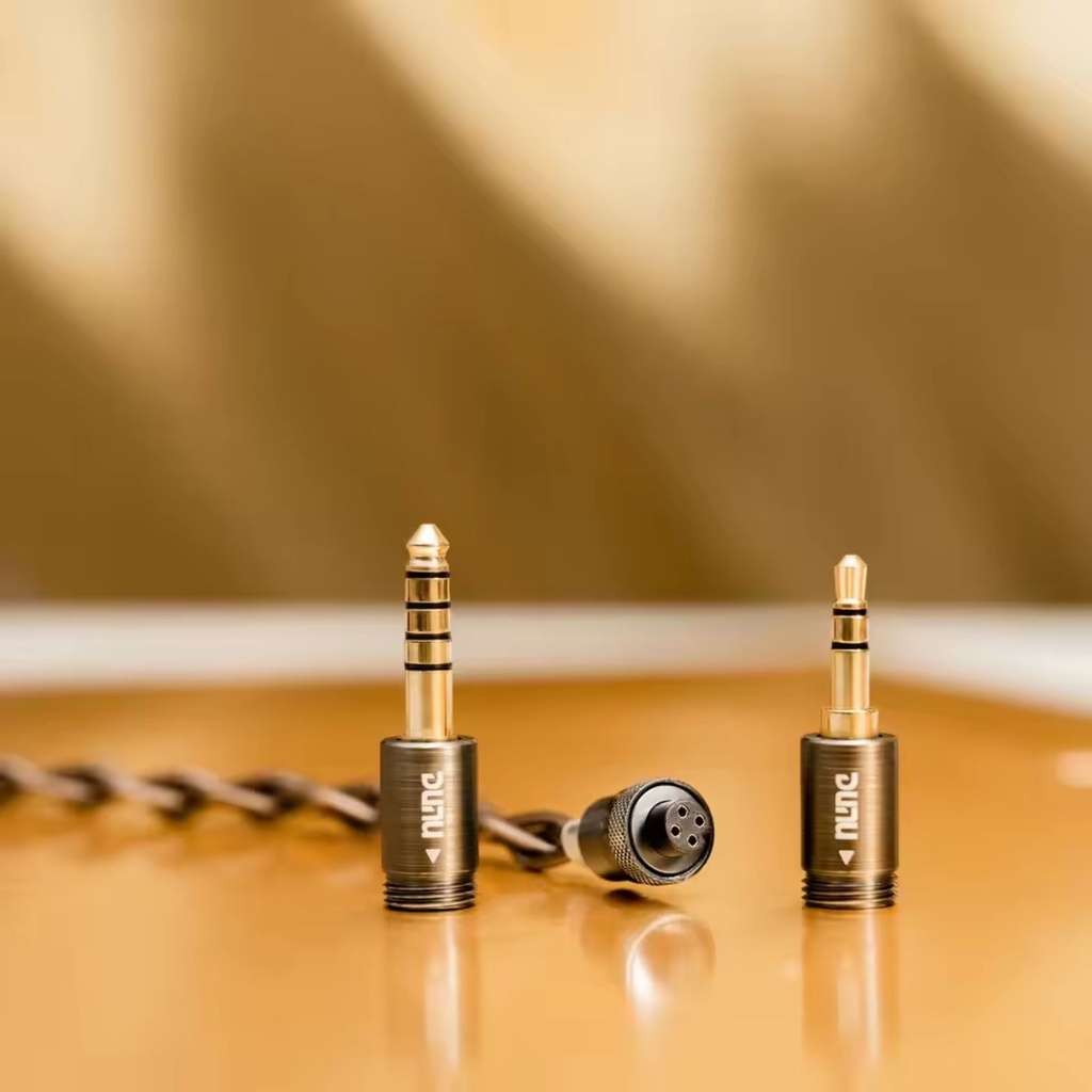 DUNU VULKAN 2 — IEM híbrido 2 Dynamic (10 mm sub-bass + 8 mm bass) + 6 Balanced Armature · crossover híbrido 4 vías (físico + electrónico) con 4 canales acústicos independientes · versiones 0,78 mm 2-pin o MMCX · cable Litz SPC 4-core con sistema Q-Lock Mini (3,5 mm / 4,4 mm) · carcasa aluminio aeroespacial CNC.