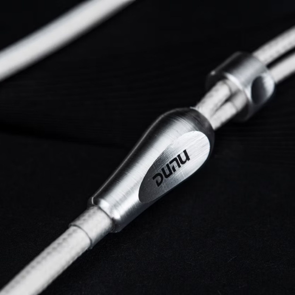 DUNU Glacier — IEM trihíbrido de 9 drivers: 1 Dynamic + 4 Balanced Armature + 4 EST · crossover de 4 vías · cuerpo en acero inoxidable 904L con recubrimiento DLC · versiones 0,78 mm 2-pin o MMCX · cable flagship con sistema modular Q-LOCK PLUS (3,5 mm / 4,4 mm).