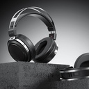 FiiO JT1 — over-ear cerrado con driver dinámico de 50 mm (PEK+PU + lámina de aluminio), imán N52 y bobina CCAW · cable desmontable dual 3,5 mm con mic/1 botón (CTIA) · incluye adaptador 6,3 mm.