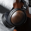 FiiO FT1 — over-ear cerrado con driver dinámico de 60 mm, 32 Ω, 113 dB/Vrms, 10–40 kHz, ≈340 g, cables SPC (plateado/OFC) desmontables con dual 3,5 mm.