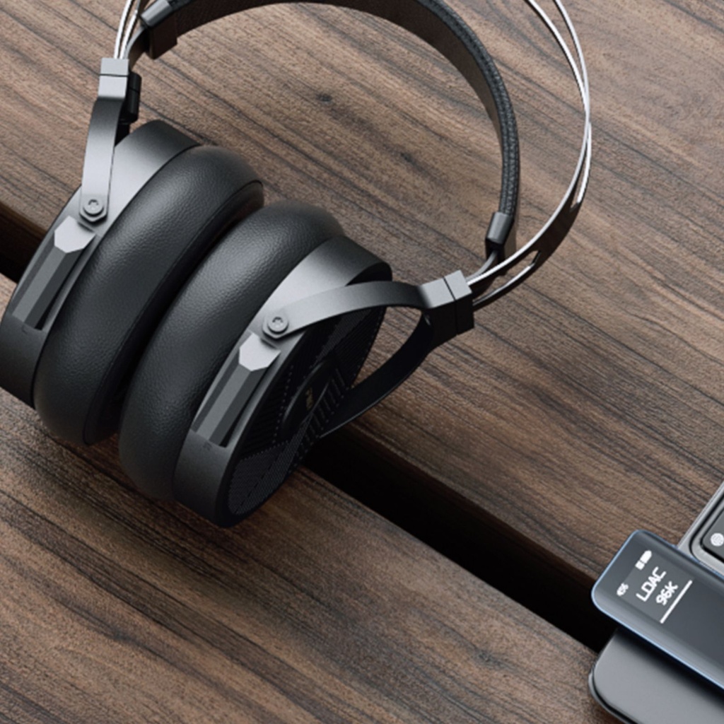 FiiO FT5 — over-ear abierto con driver planar magnético de 90 mm · 36 Ω · 110 dB/Vrms (≈96 dB/mW) · 7–40 kHz · ≈456 g · cable 392 hilos OCC plateado 1,5 m con plugs intercambiables (3,5 / 4,4 mm) + adaptadores 6,35 mm y XLR-4.