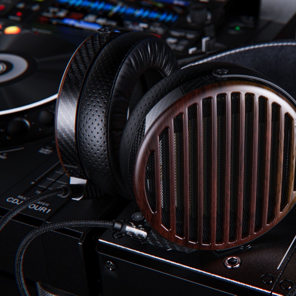 FiiO FT7 — over-ear abierto con driver planar magnético de 106 mm (diafragma 1 μm con recubrimiento multi-capa oro/plata) · 25 Ω · 94 dB/mW (~110 dB/Vrms) · 5–40 kHz · ≈427 g · conector dual 3,5 mm en cascos + cable OCC “liquid-nitrogen” con punta 4,4 mm balanceada.
