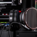 FiiO FT7 — over-ear abierto con driver planar magnético de 106 mm (diafragma 1 μm con recubrimiento multi-capa oro/plata) · 25 Ω · 94 dB/mW (~110 dB/Vrms) · 5–40 kHz · ≈427 g · conector dual 3,5 mm en cascos + cable OCC “liquid-nitrogen” con punta 4,4 mm balanceada.