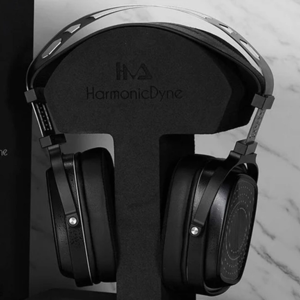 HarmonicDyne BAROQUE — over-ear abierto con driver dinámico 60 mm (diafragma cerámico-metálico) · 64 Ω · 109 dB/Vrms · 10–50 kHz · THD ≤0,2% · cables 3,5 mm SE y 4,4 mm BAL · cámaras CNC en aleación grado aeroespacial.