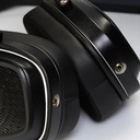 HarmonicDyne BAROQUE — over-ear abierto con driver dinámico 60 mm (diafragma cerámico-metálico) · 64 Ω · 109 dB/Vrms · 10–50 kHz · THD ≤0,2% · cables 3,5 mm SE y 4,4 mm BAL · cámaras CNC en aleación grado aeroespacial.