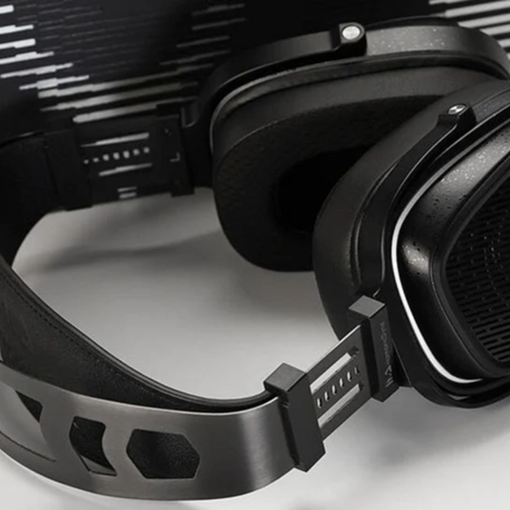 HarmonicDyne BAROQUE — over-ear abierto con driver dinámico 60 mm (diafragma cerámico-metálico) · 64 Ω · 109 dB/Vrms · 10–50 kHz · THD ≤0,2% · cables 3,5 mm SE y 4,4 mm BAL · cámaras CNC en aleación grado aeroespacial.