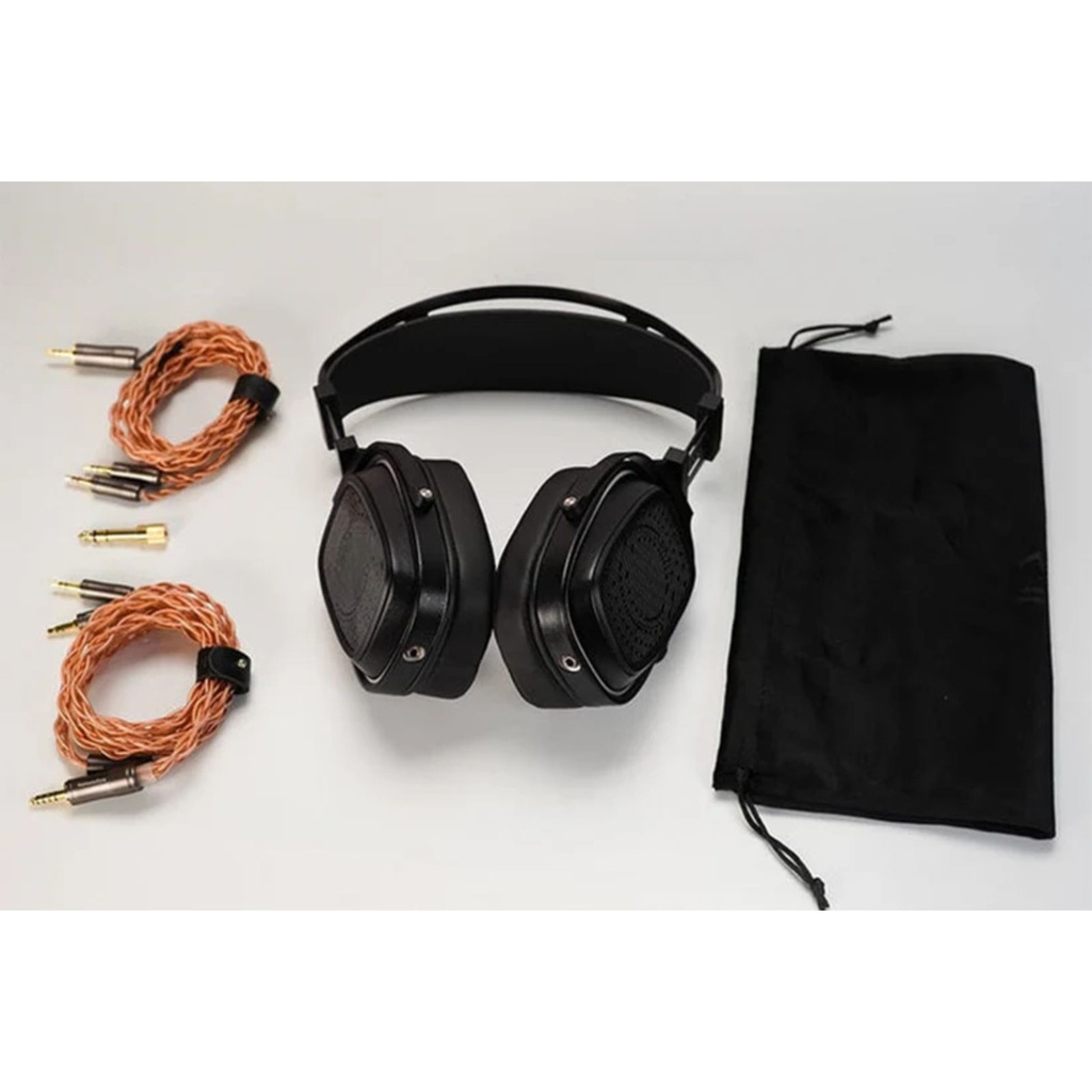 HarmonicDyne BAROQUE — over-ear abierto con driver dinámico 60 mm (diafragma cerámico-metálico) · 64 Ω · 109 dB/Vrms · 10–50 kHz · THD ≤0,2% · cables 3,5 mm SE y 4,4 mm BAL · cámaras CNC en aleación grado aeroespacial.
