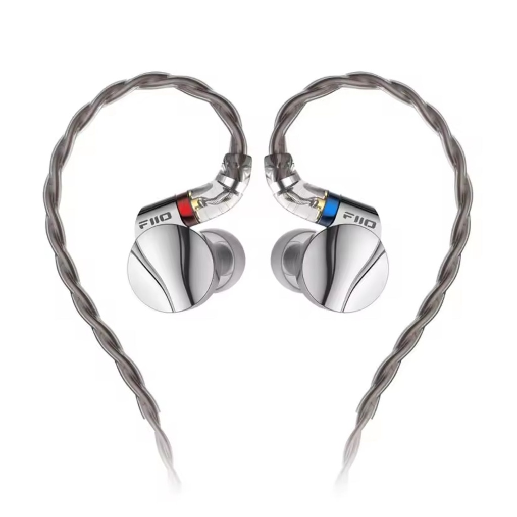 FiiO FD15 — IEM dinámico 13,8 mm (aluminio-magnesio), MMCX expandido, plugs 3,5 / 4,4 mm intercambiables.