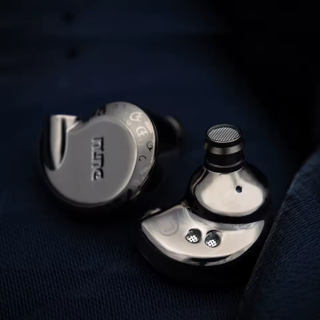 DUNU Falcon Ultra — IEM dinámico single-driver 10,7 mm (2ª gen ECLIPSƎ) con cúpula de aleación Li-Mg + suspensión independiente · MMCX patentado · cable DUW02 Pro con Q-Lock Lite (plugs 3,5 mm y 4,4 mm incluidos) · 2 boquillas de afinación (azul/acero y dorada/latón).