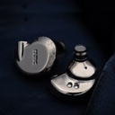 DUNU Falcon Ultra — IEM dinámico single-driver 10,7 mm (2ª gen ECLIPSƎ) con cúpula de aleación Li-Mg + suspensión independiente · MMCX patentado · cable DUW02 Pro con Q-Lock Lite (plugs 3,5 mm y 4,4 mm incluidos) · 2 boquillas de afinación (azul/acero y dorada/latón).